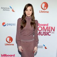 Hailee Steinfeld en los premios Billboard Women in Music 2015