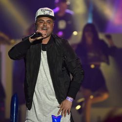 Juan Magan durante su actuación en los Premios 40 Principales 2015