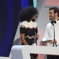 Mario Casas y Berta Vázquez muy cómplices en los Premios 40 Principales 2015