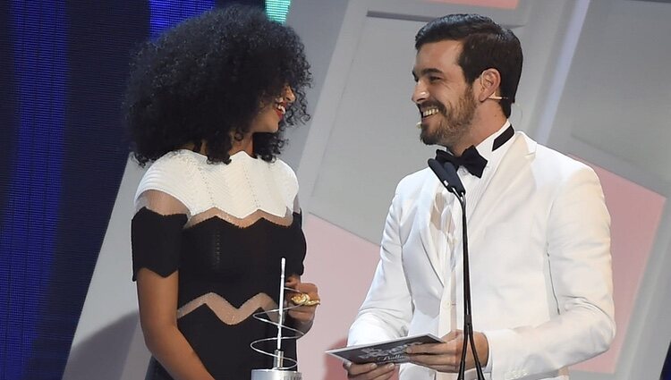 Mario Casas y Berta Vázquez muy cómplices en los Premios 40 Principales 2015