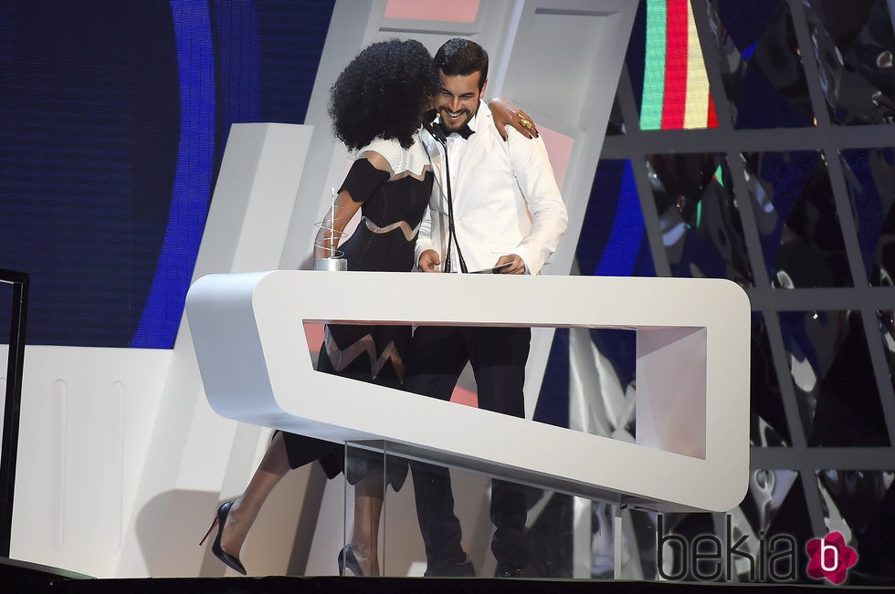 Berta Vázquez dando un beso a Mario Casas en los Premios 40 Principales 2015