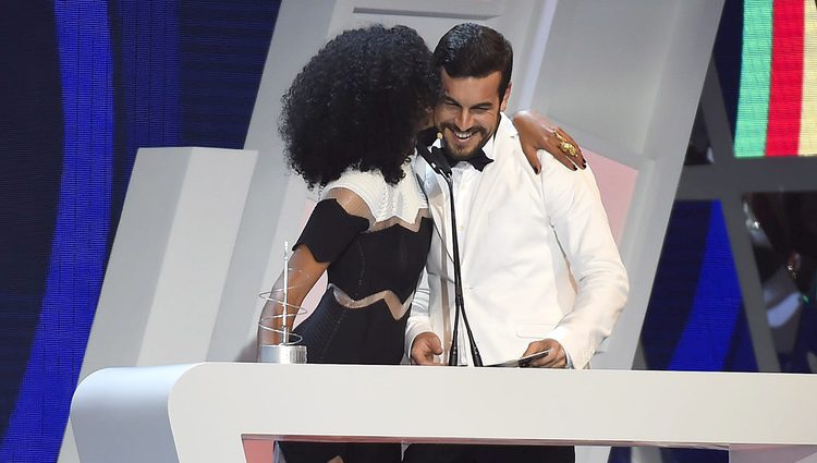 Berta Vázquez dando un beso a Mario Casas en los Premios 40 Principales 2015