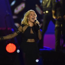 Ellie Goulding durante su actuación en los Premios 40 Principales 2015