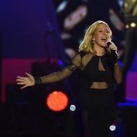 Ellie Goulding durante su actuación en los Premios 40 Principales 2015