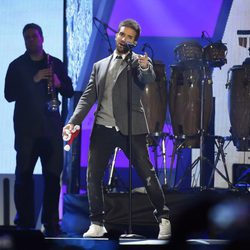 Pablo Alborán durante su actuación en los Premios 40 Principales 2015