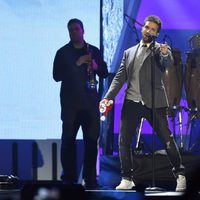 Pablo Alborán durante su actuación en los Premios 40 Principales 2015