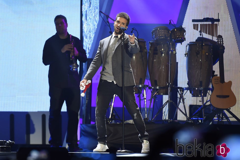 Pablo Alborán durante su actuación en los Premios 40 Principales 2015