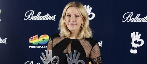 Ellie Goulding con sus galardones de los Premios 40 Principales 2015