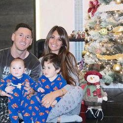 Leo Messi y Antonella Roccuzzo con sus hijos Thiago y Mateo junto al árbol de Navidad