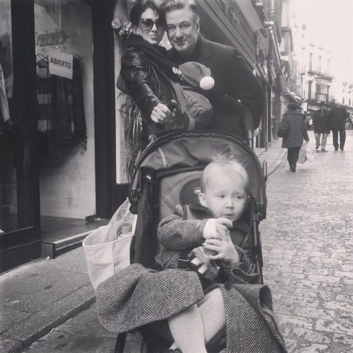 Alec Baldwin con su esposa Hilaria Thomas y sus dos hijos Carmen y Rafael en Toledo