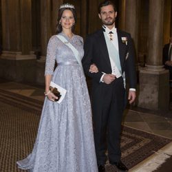 Príncipe Carlos Felipe de Suecia y Sofía Hellqvist en la cena de gala a los premiados del Nobel 2015