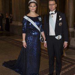 Princesa Victoria de Suecia y el Príncipe Daniel de Suecia en la gala a los premiados del Nobel 2015