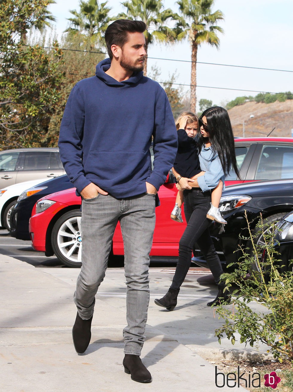 Kourtney Kardashian con Scott Disick y su hija Penelope disfrutando de una comida familiar