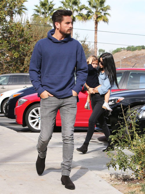 Kourtney Kardashian con Scott Disick y su hija Penelope disfrutando de una comida familiar