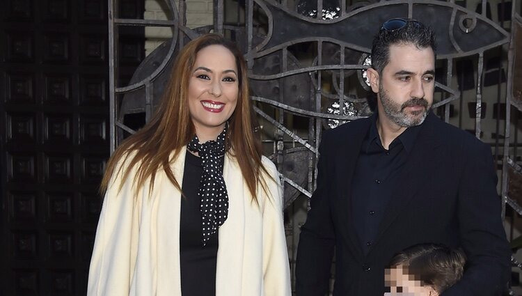 Chayo Mohedano y Andrés Fernández con sus hijos en el bautizo de la hija de Tamara Gorro y Ezequiel Garay