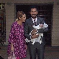 Tamara Gorro y Ezequiel Garay, embelesados con su hija Shaila en su bautizo