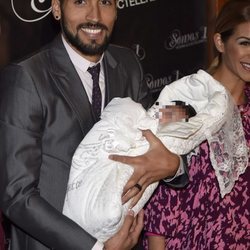 Ezequiel Garay con su hija Shaila en su bautizo