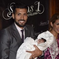 Ezequiel Garay con su hija Shaila en su bautizo