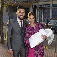 Tamara Gorro y Ezequiel Garay con su hija Shaila en su bautizo