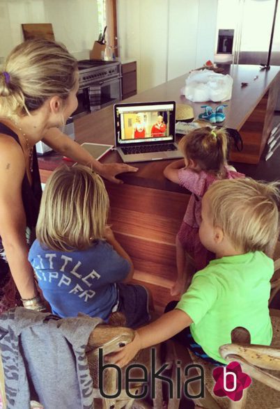 Elsa Pataky y sus hijos India, Tristan y Sasha viendo a Chris Hemsworth en un programa