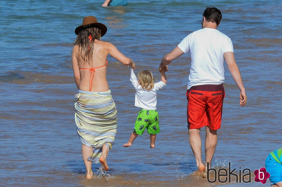 Olivia Wilde y su novio Jason Sudeikis jugando con su hijo Otis en la orilla del mar