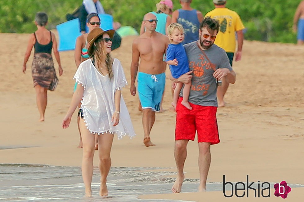 Olivia Wilde y Jason Sudeikis, felices con su hijo Otis paseando por la playa