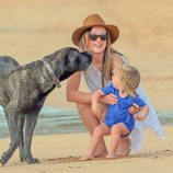 Olivia Wilde con su hijo Otis jugando con un perrito