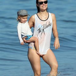 Olivia Wilde dándose un baño en el mar con su hijo Otis en brazos