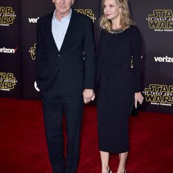 Harrison Ford y Calista Flockhart en la premiere de 'Star Wars: El Despertar de la Fuerza' en Los Ángeles