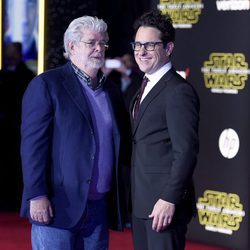 J.J Abrams y George Lucas en la premiere de 'Star Wars: El Despertar de la Fuerza' en Los Ángeles