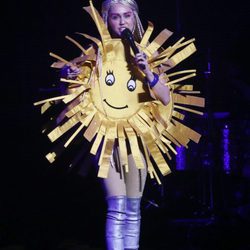 Miley Cyrus vestida de sol durante un concierto en Canadá