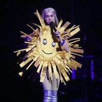 Miley Cyrus vestida de sol durante un concierto en Canadá