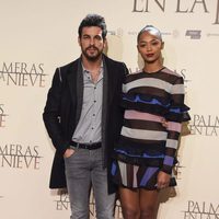 Berta Vázquez y Mario Casas posan juntos en el estreno de 'Palmeras en la Nieve'