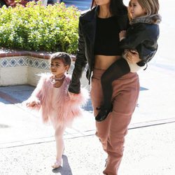 Kourtney Kardashian con Penélope Disick y North West