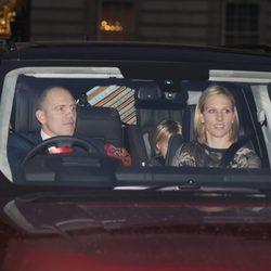 Zara Phillips y Mike Tindall con su hija Mia en el almuerzo en Buckngham Palace por la Navidad 2015