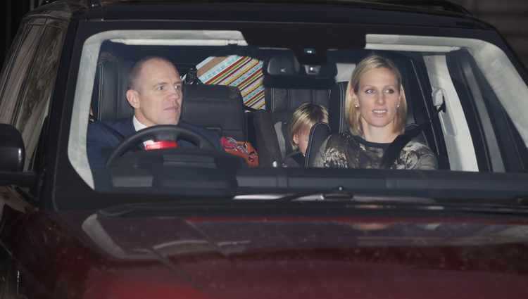 Zara Phillips y Mike Tindall con su hija Mia en el almuerzo en Buckngham Palace por la Navidad 2015