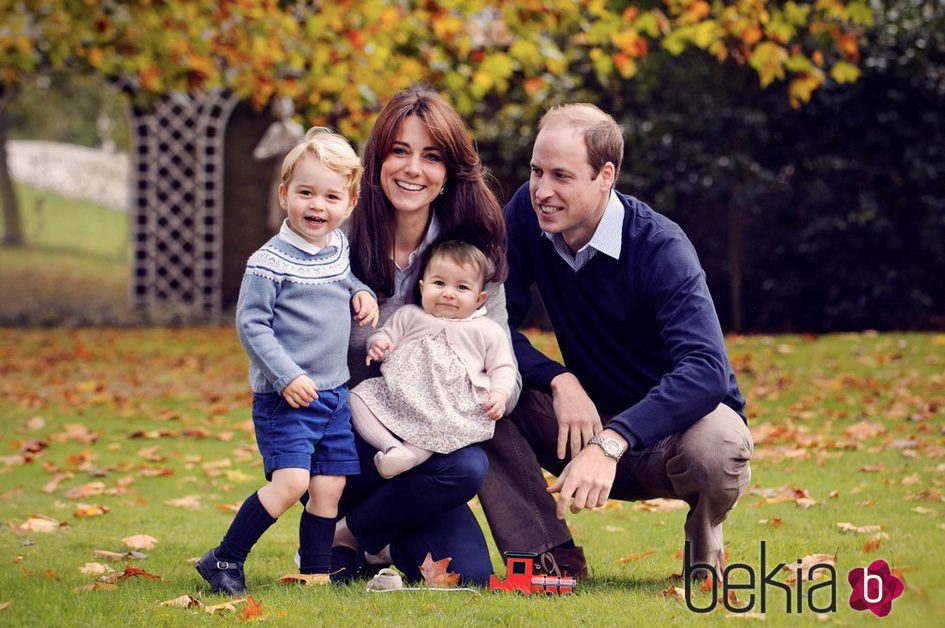 El Príncipe Guillermo y Kate Middleton felicitan la Navidad 2015 con sus hijos Jorge y Carlota