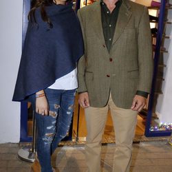 Espartaco y Glora Camila en la inauguración de la tienda de la joven en Sevilla