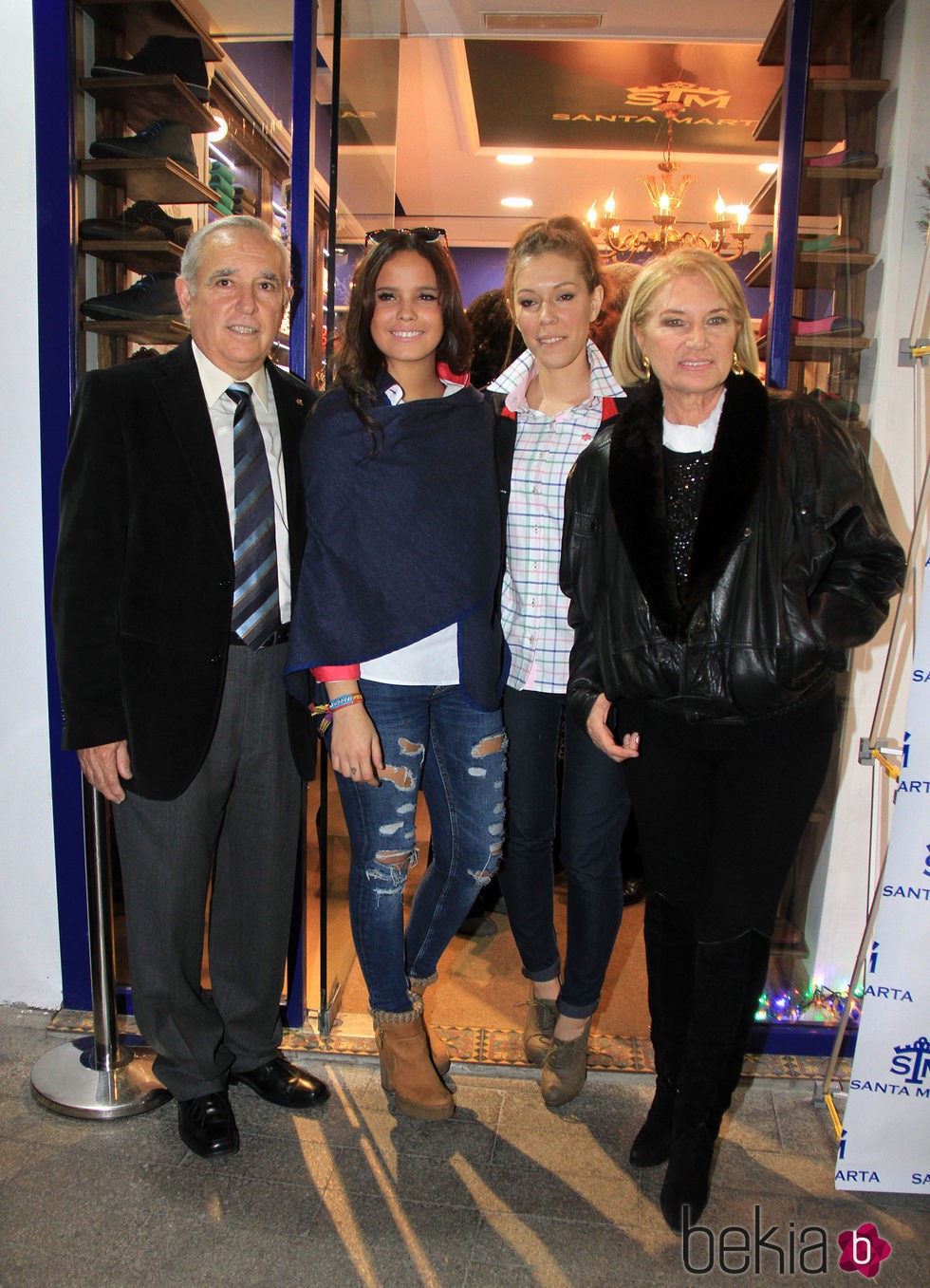 Gloria Camila apoyada por su tía Gloria Mohedano y su marido José Antonio en la inauguración de su tienda en Sevilla