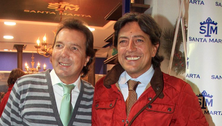 Ernesto Neyra en la inauguración de la tienda de de su novia Gloria Camila en Sevilla