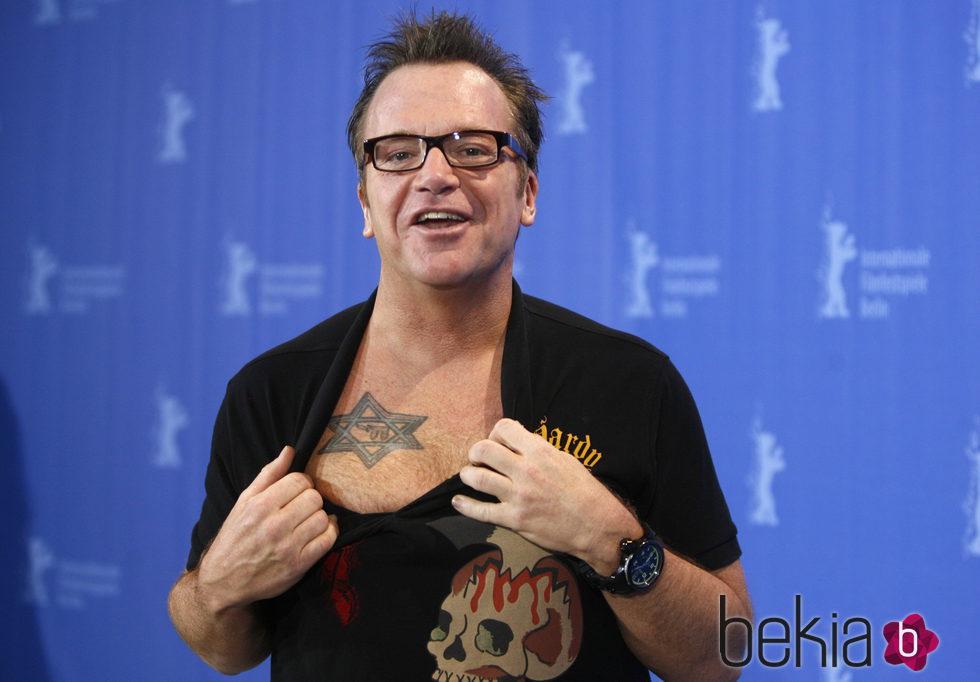 Tom Arnold enseña su tatuaje