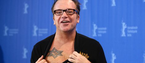 Tom Arnold enseña su tatuaje