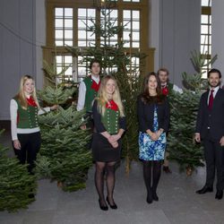 Carlos Felipe de Suecia y Sofia Hellqvist recogen los árboles de Navidad 2015