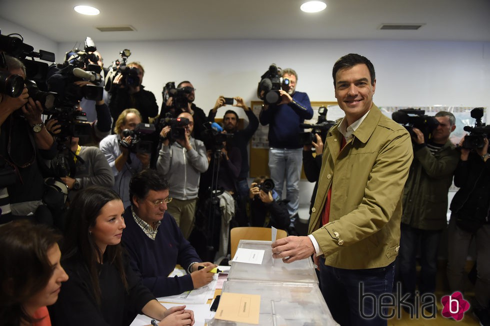 Pedro Sánchez vota en las elecciones generales del 20 de diciembre