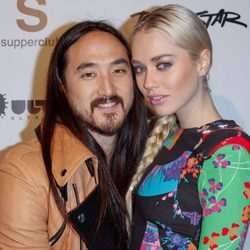 Steve Aoki y su mujer Tiernan Cowling en el evento Wonderland en Los Ángeles