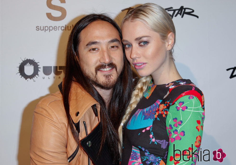 Steve Aoki y su mujer Tiernan Cowling en el evento Wonderland en Los Ángeles