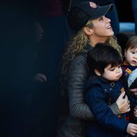 Shakira con sus hijos Milan y Sasha viendo un partido de fútbol