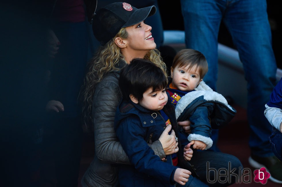 Shakira con sus hijos Milan y Sasha viendo un partido de fútbol