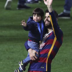 Gerard Piqué celebra el Mundialito de Clubes 2015 con su hijo Milan 