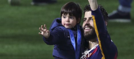 Gerard Piqué celebra el Mundialito de Clubes 2015 con su hijo Milan 